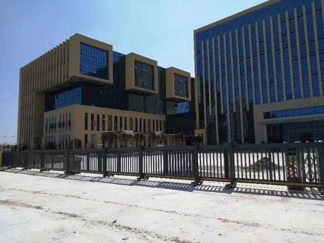 重慶兩江新區(qū)汽車(chē)零部件產(chǎn)業(yè)園伸縮門(mén)案例 - 中出網(wǎng)-智能出入口與停車(chē)充電門(mén)戶