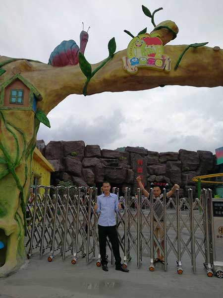 湖北游樂園電動伸縮門案例 - 中出網(wǎng)-智能出入口與停車充電門戶