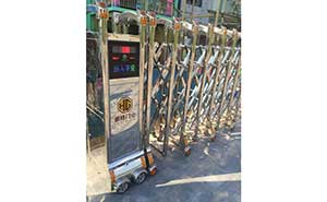 湖北黃岡彩虹幼兒園金剛?cè)妱?dòng)伸縮門案例