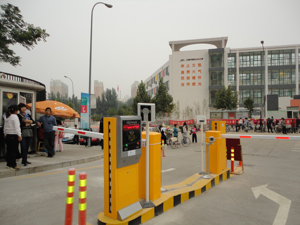 濟南市陽關小學道閘案例 - 中出網(wǎng)-智能出入口與停車充電門戶