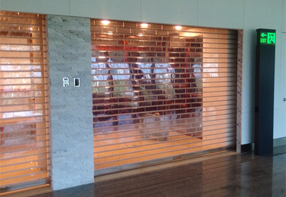 南寧機(jī)場水晶卷簾門案例 - 中出網(wǎng)-智能出入口與停車充電門戶