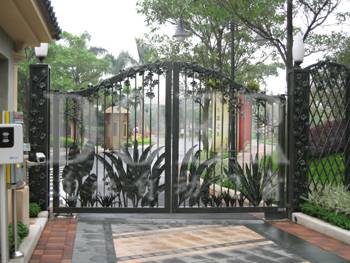 菊城建華花園平開門機(jī)安裝 - 中出網(wǎng)-智能出入口與停車充電門戶