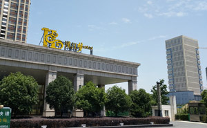 襄陽(yáng)漢江夢(mèng)小區(qū)道閘案例 - 中出網(wǎng)-智能出入口與停車充電門(mén)戶