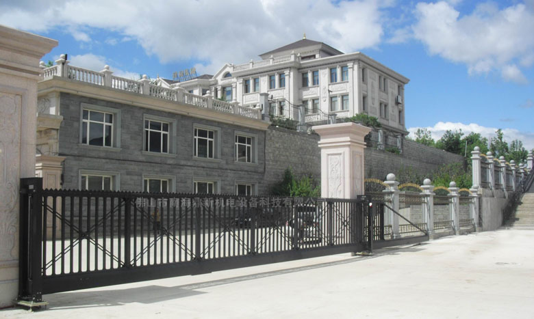 南北德信懸浮門為黑龍江牡丹江東寧縣藍(lán)梅酒莊帶來(lái)便利