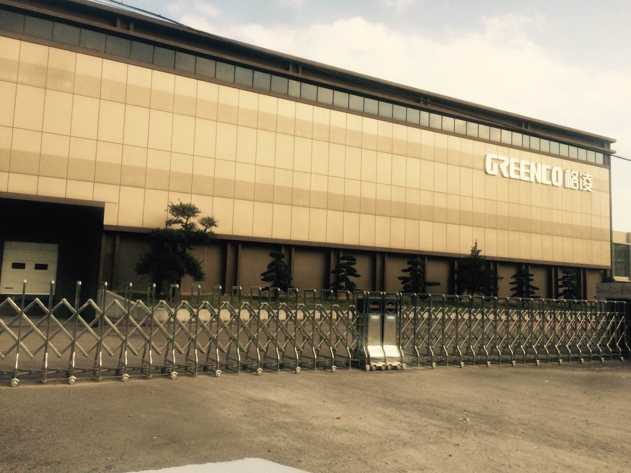 浙江臺州格凌實業(yè)成功安裝南北德信對開伸縮門