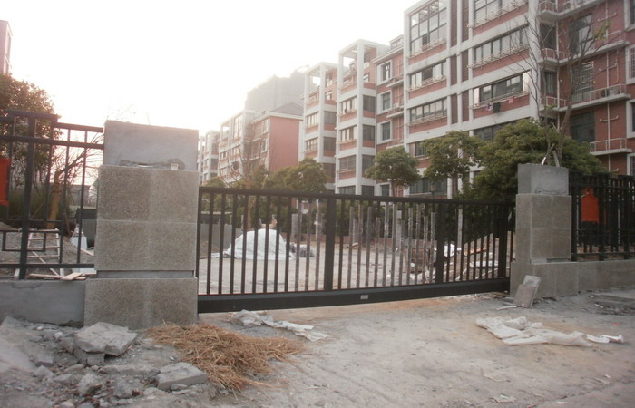 南北德信懸浮門順利進(jìn)駐浙江余姚東第名苑大門口