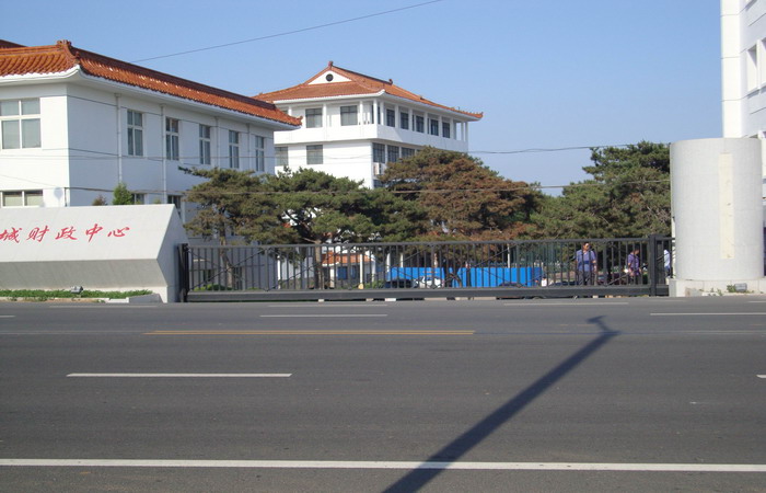 南北德信懸浮折疊門安裝在遼寧省興城財政中心大門口