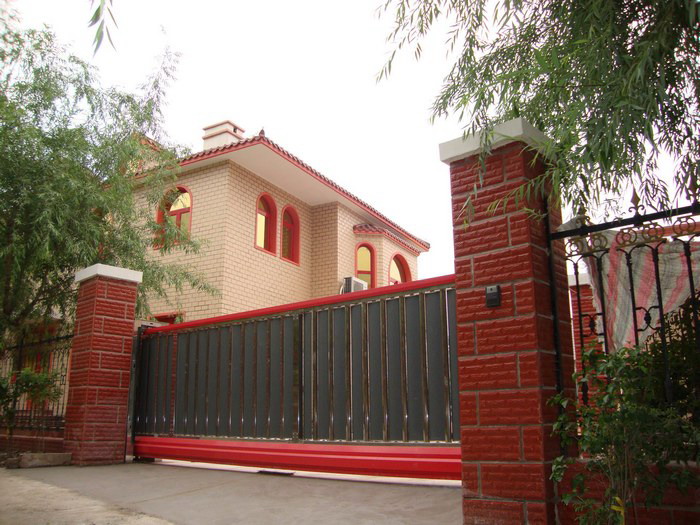 北京龍聚山莊大門口的懸浮折疊門由南北德信提供