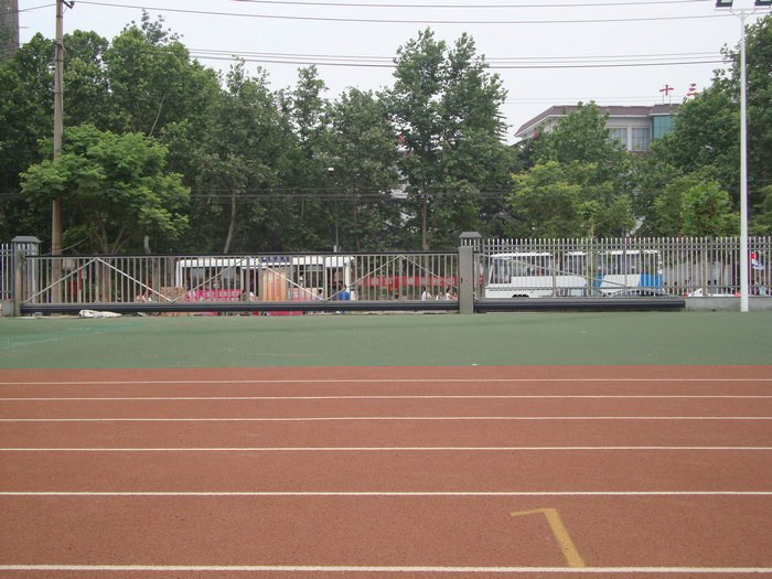 邯鄲市峰峰礦區(qū)市十三中學(xué)體育場(chǎng)信賴南北德信懸浮折疊門