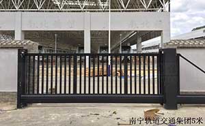 南寧軌道交通集團(tuán)5米智能無(wú)軌懸浮門案例 - 中出網(wǎng)-智能出入口與停車充電門戶