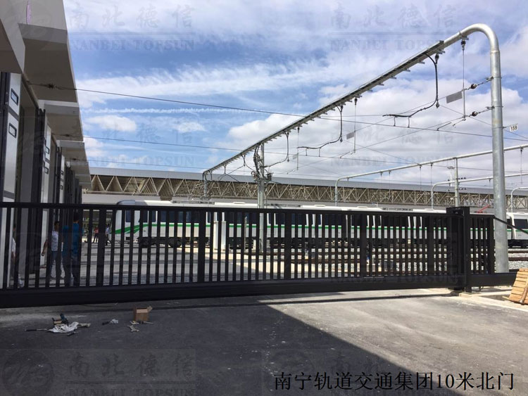 南寧軌道交通集團(tuán)10米北門無軌懸浮門案例 - 中出網(wǎng)-智能出入口與停車充電門戶