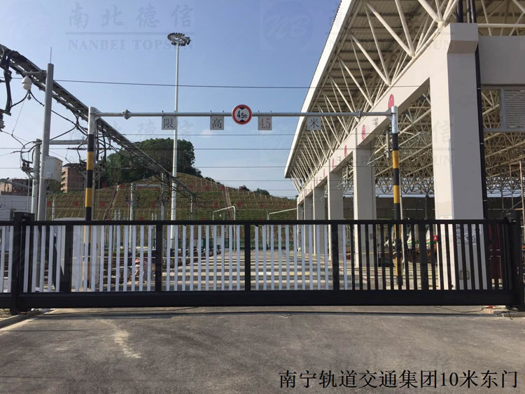 南寧軌道交通集團(tuán)10米東門(mén)（1）無(wú)軌懸浮門(mén)案例 - 中出網(wǎng)-智能出入口與停車(chē)充電門(mén)戶