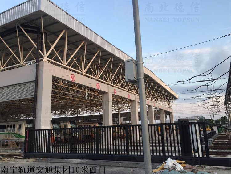 南寧軌道交通集團(tuán)10米西門（1）無軌懸浮門案例 - 中出網(wǎng)-智能出入口與停車充電門戶