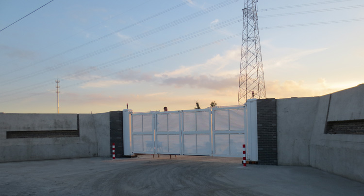 鹽城西大豐劉莊自來(lái)水廠無(wú)軌懸浮門案例 - 中出網(wǎng)-智能出入口與停車充電門戶