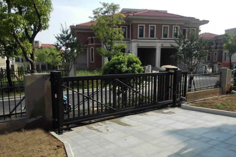 馬鞍山私人別墅無軌懸浮門工程案例 - 中出網(wǎng)-智能出入口與停車充電門戶