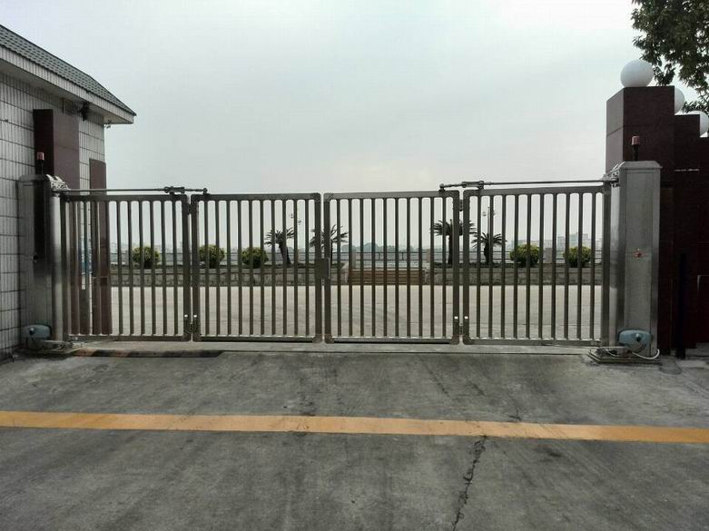 廣東揭陽(yáng)市東泰乳業(yè)智能無(wú)軌懸浮門工程案例 - 中出網(wǎng)-智能出入口與停車充電門戶