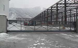 吉林省圖們市朝鮮工業(yè)園智能無(wú)軌懸浮門(mén)工程案例 - 中出網(wǎng)-智能出入口與停車(chē)充電門(mén)戶(hù)