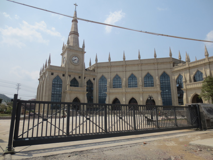 浦江教堂智能無(wú)軌懸浮門(mén)工程案例 - 中出網(wǎng)-智能出入口與停車(chē)充電門(mén)戶