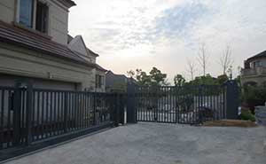 溧陽香格里拉智能無軌懸浮門工程案例 - 中出網(wǎng)-智能出入口與停車充電門戶