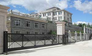 黑龍江牡丹江東寧縣藍(lán)梅酒莊智能無軌懸浮門工程案例 - 中出網(wǎng)-智能出入口與停車充電門戶