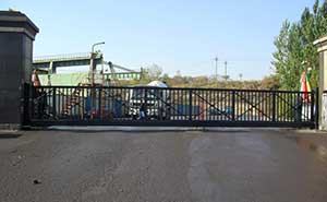 鞍山鋼鐵公司（一）智能無軌懸浮門工程案例 - 中出網-智能出入口與停車充電門戶