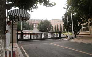 大連海軍大連艦艇學(xué)院2號(hào)門(mén)智能無(wú)軌懸浮門(mén)工程案例 - 中出網(wǎng)-智能出入口與停車充電門(mén)戶