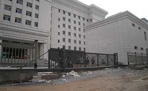 吉林省盤(pán)石市人民檢查院智能無(wú)軌懸浮門(mén)工程案例 - 中出網(wǎng)-智能出入口與停車(chē)充電門(mén)戶(hù)