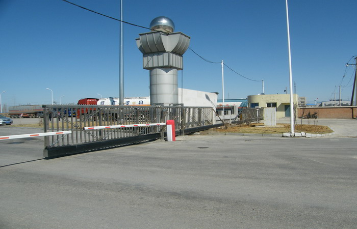 中國兵器工業(yè)集團遼寧華錦化工（集團）有限責(zé)任公司智能無軌懸浮門工程案例 - 中出網(wǎng)-智能出入口與停車充電門戶