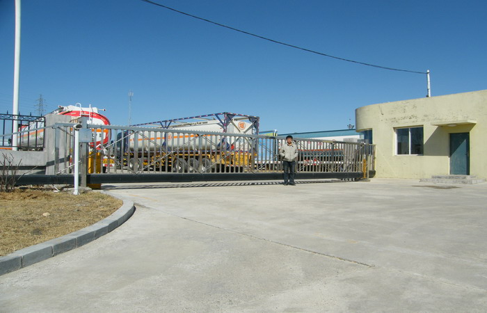 中國兵器工業(yè)集團遼寧華錦化工（集團）有限責(zé)任公司智能無軌懸浮門工程案例 - 中出網(wǎng)-智能出入口與停車充電門戶