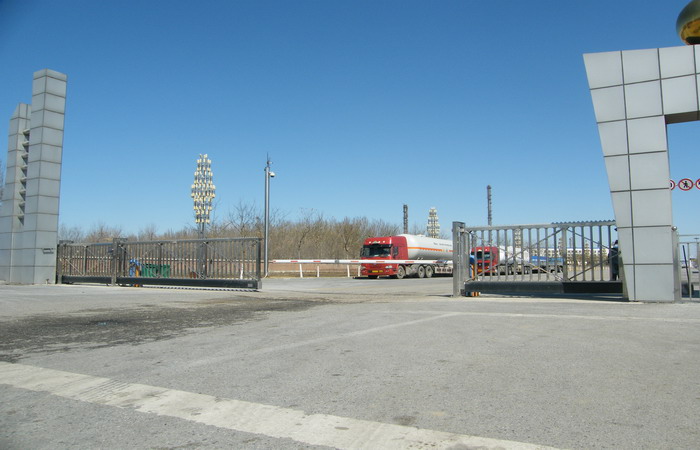 中國兵器工業(yè)集團遼寧華錦化工（集團）有限責(zé)任公司智能無軌懸浮門工程案例 - 中出網(wǎng)-智能出入口與停車充電門戶