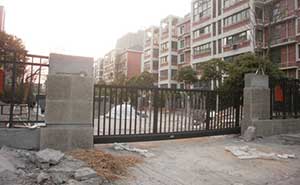 浙江余姚東第名苑智能無(wú)軌懸浮門(mén)工程案例 - 中出網(wǎng)-智能出入口與停車(chē)充電門(mén)戶