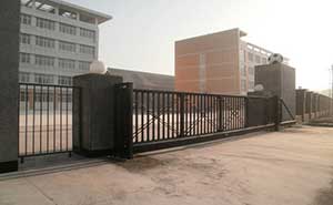 烏魯木齊足球協(xié)會(huì)智能無軌懸浮門工程案例 - 中出網(wǎng)-智能出入口與停車充電門戶