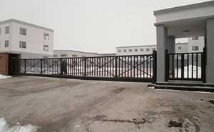 吉林卡倫鑫利達(dá)糊精廠智能無(wú)軌懸浮門(mén)工程案例 - 中出網(wǎng)-智能出入口與停車(chē)充電門(mén)戶(hù)