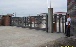 長春市金星裝飾材料有限公司智能無軌懸浮門工程案例 - 中出網(wǎng)-智能出入口與停車充電門戶