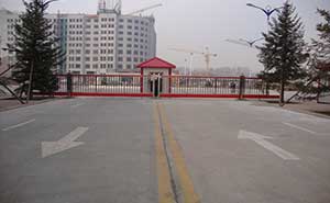 赤峰市和美建材城智能無軌懸浮門工程案例 - 中出網(wǎng)-智能出入口與停車充電門戶