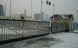 中國兵器工團(tuán)（遼寧華錦化工集團(tuán)）有限公司智能無軌懸浮門工程案例 - 中出網(wǎng)-智能出入口與停車充電門戶