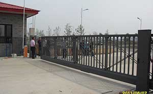 長春市金星裝飾材料有限公司智能無軌懸浮門工程案例 - 中出網(wǎng)-智能出入口與停車充電門戶