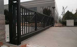 石家莊市3302兵工廠智能無軌懸浮門工程案例 - 中出網(wǎng)-智能出入口與停車充電門戶