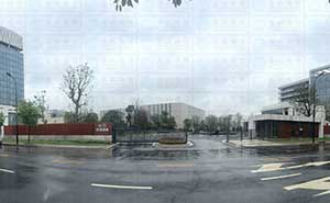 貝達(dá)藥業(yè)凈空16米門(mén)口智能安全伸縮平移門(mén)工程案例 - 中出網(wǎng)-智能出入口與停車(chē)充電門(mén)戶