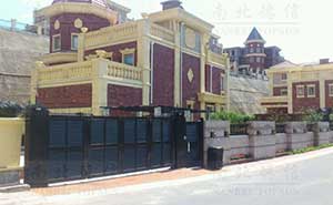 吉林市私人別墅智能懸折門工程案例 - 中出網(wǎng)-智能出入口與停車充電門戶