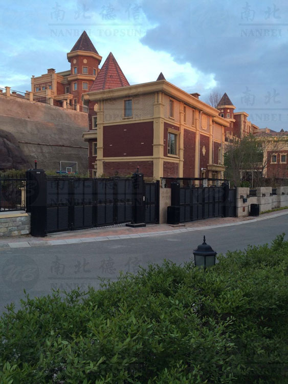 吉林市私人別墅2智能懸折門(mén)工程案例 - 中出網(wǎng)-智能出入口與停車充電門(mén)戶