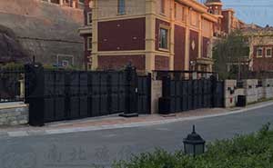 吉林市私人別墅2智能懸折門工程案例 - 中出網(wǎng)-智能出入口與停車充電門戶