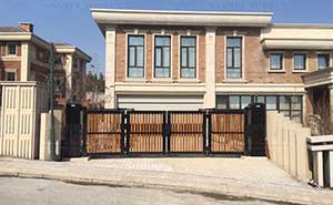 長春市私人別墅開泰柚木工程案例懸折門 - 中出網(wǎng)-智能出入口與停車充電門戶