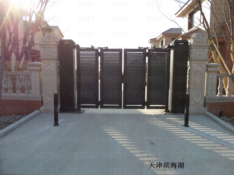 天津濱海湖智能懸折門案例 - 中出網(wǎng)-智能出入口與停車充電門戶