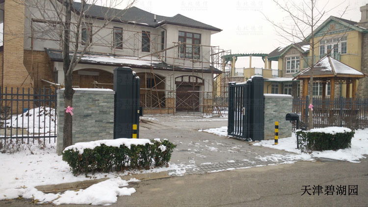 天津碧湖園智能懸折門案例 - 中出網-智能出入口與停車充電門戶