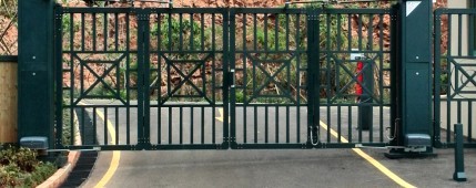 百勝大功率平開門機(jī)成功安裝在云南太陽山國際度假區(qū) - 中出網(wǎng)-智能出入口與停車充電門戶