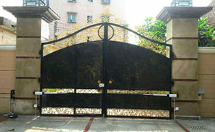 百勝平開門機(jī)成功安裝于某高檔花園別墅