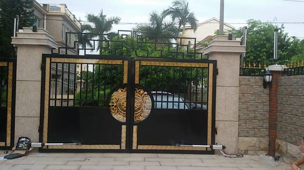 百勝平開門機(jī)成功安裝于某高檔花園別墅 - 中出網(wǎng)-智能出入口與停車充電門戶