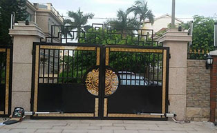 百勝平開門機(jī)成功安裝于某高檔花園別墅