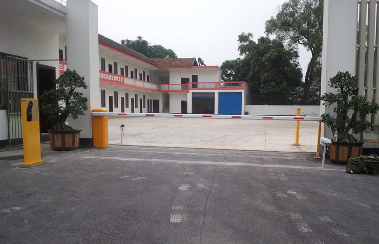 柳州158軍區(qū)醫(yī)院停車(chē)場(chǎng)系統(tǒng)工程案例 - 中出網(wǎng)-智能出入口與停車(chē)充電門(mén)戶